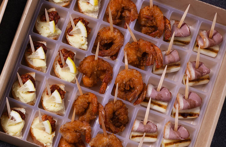 chase特製ミートソースとマッシュポテトのブルスケッタ・ガーリックシュリンプ・鴨スモークのピンチョス