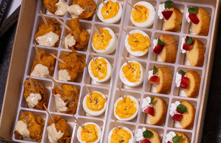 バジル風味タルタルのチキンフリットピンチョス・デビルドエッグ・フルーツフレンチトーストピンチョス