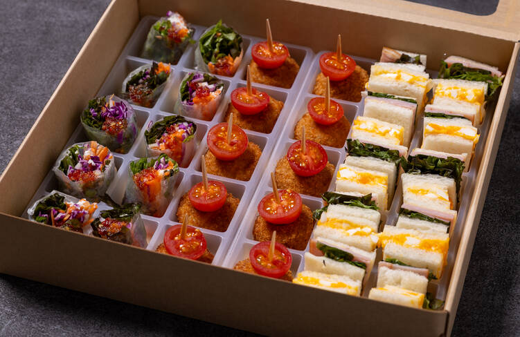 クリームチーズと季節野菜の生春巻き・アランチーニピンチョス 熟成トマトソース・ミックスサンドイッチ