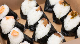 具材が主役！大人も納得のおむすび満腹トリオ(960円 / 人) - オードブル