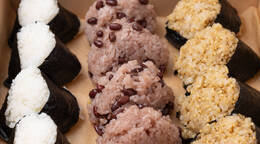 素材の味堪能！3種ごはんの塩むすびセット(780円 / 人) - オードブル