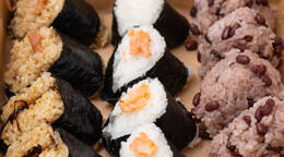 人気の鮭入り！3種ごはんの食べ比べセット(1,040円 / 人) - オードブル