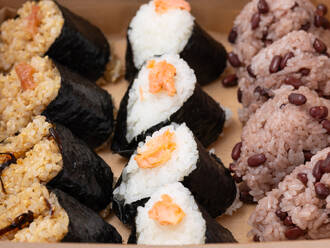 人気の鮭入り！3種ごはんの食べ比べセット(1,040円) 