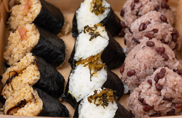 自家製高菜使用！3種ごはんの食べ比べセット(玄米おむすび：はちみつ梅または昆布、白米おむすび：自家製高菜、赤飯おむすび)