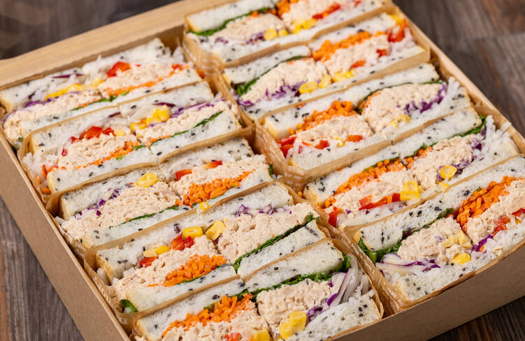 自家製ナッツドレッシングが8種の野菜とツナにマッチ