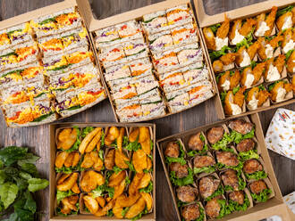 定番2種サンドと豪華3種おかずセット(950円) 