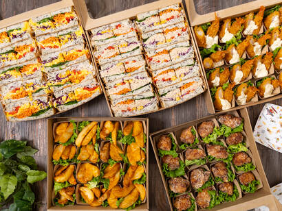 定番2種サンドと豪華3種おかずセット