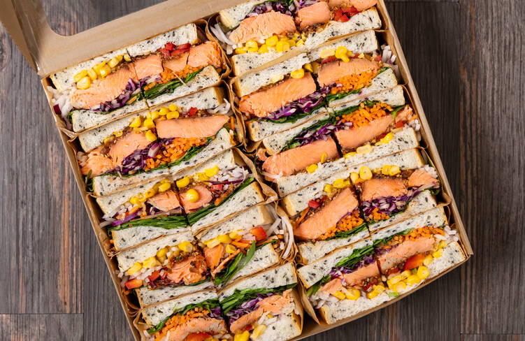 8種野菜のザクザクゴマ醤油サーモンサンド