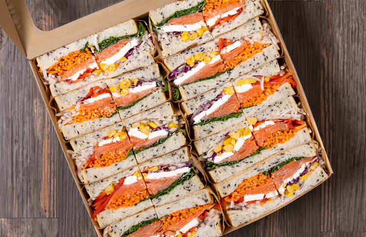 8種野菜のスモークサーモン&クリームチーズサンド