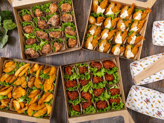 豪華4種おかずセット(700円) 