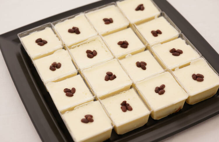 ホワイトチョコムース 小豆を添えて