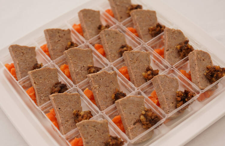 自家製ミートローフ ナッツとレーズンのソース