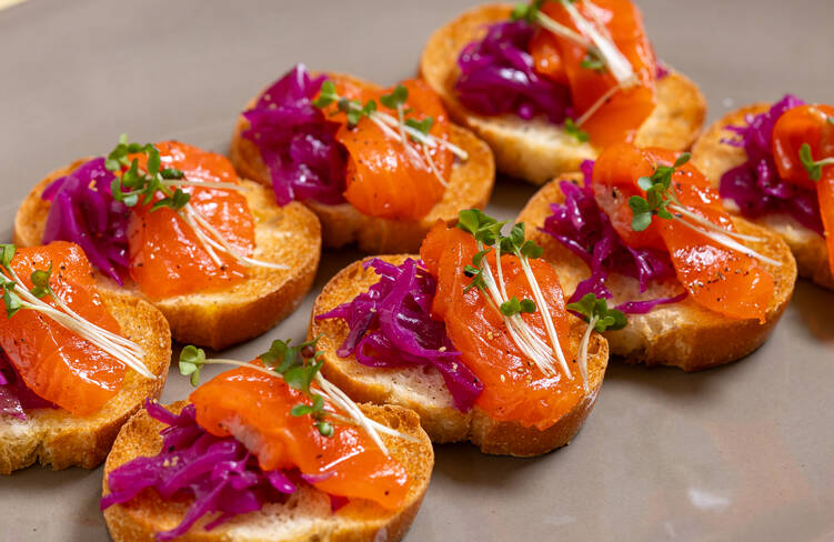 自家製サーモンマリネと赤キャベツのハニーマリネのカナッペ