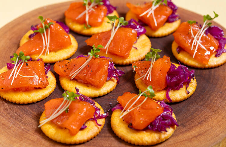 自家製サーモンマリネと赤キャベツのハニーマリネのカナッペ