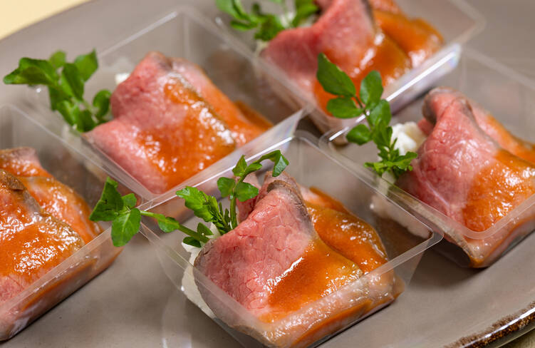 国産牛のローストビーフ トリュフ風味のソース