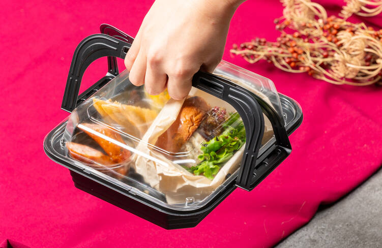 持ち手付き容器でシックな大人ピクニック♪