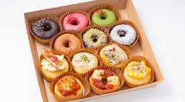 [1人2個]スイーツ&times;惣菜ドーナツ Wアソート(400円 / 人) - オードブル