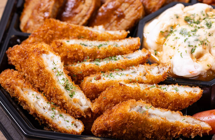 出汁醤油をかけた白身魚のフライ