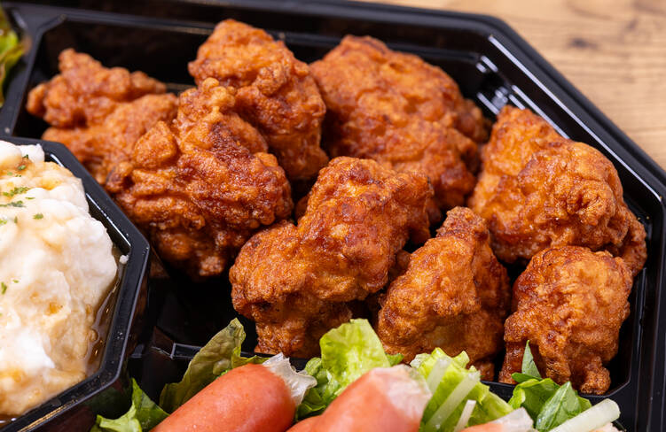 秘伝のタレに漬けたジューシー唐揚げ