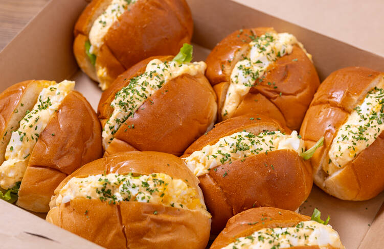 とろとろ玉子のバターロールサンド