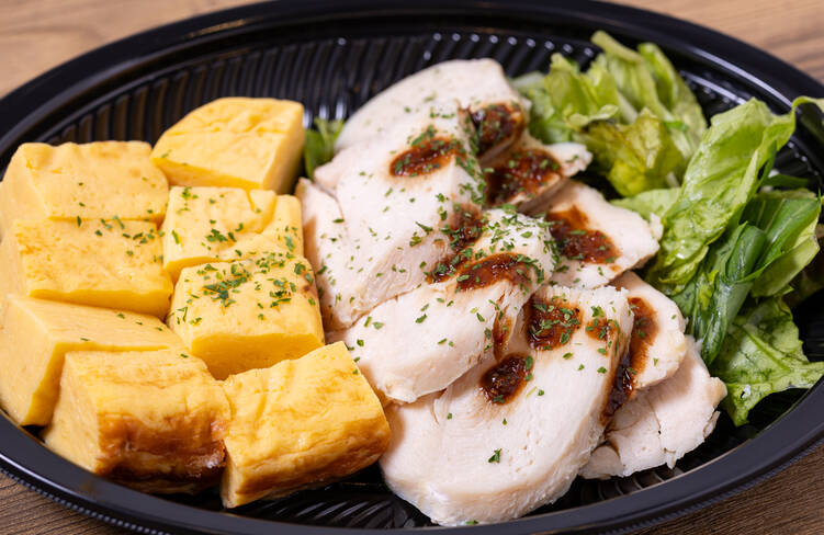 白だしで焼いた玉子焼き、低温調理チキン～シャリアピンソース～