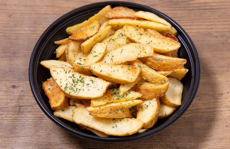 チェダーチーズ風味のフライドポテト(2種のディップソース付き)