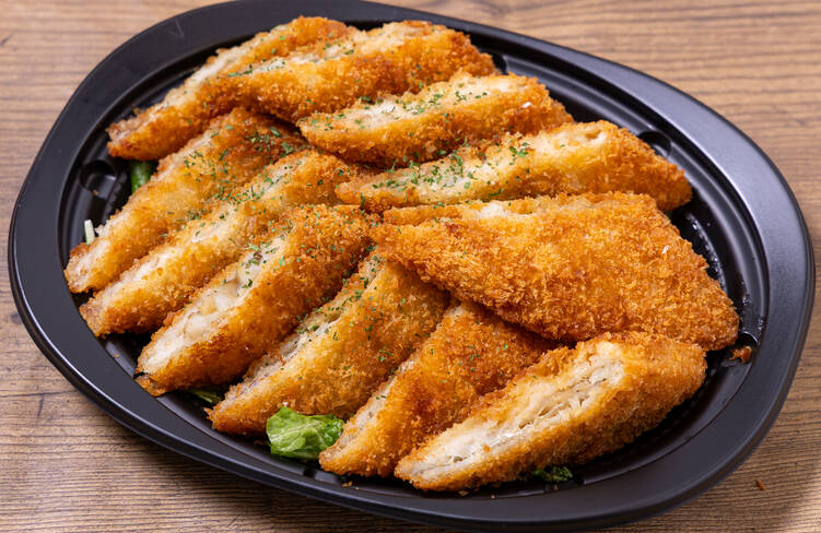 出汁醤油をかけた白身魚のフライ