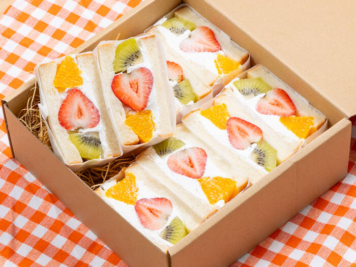 n*u様 ハンドメイド刺繍フレーム　ハチワレ茶トラさんとメロンショートケーキ フルーツ・サンドウィッチーズBOX｜シズールデリサンドウィッチーズ