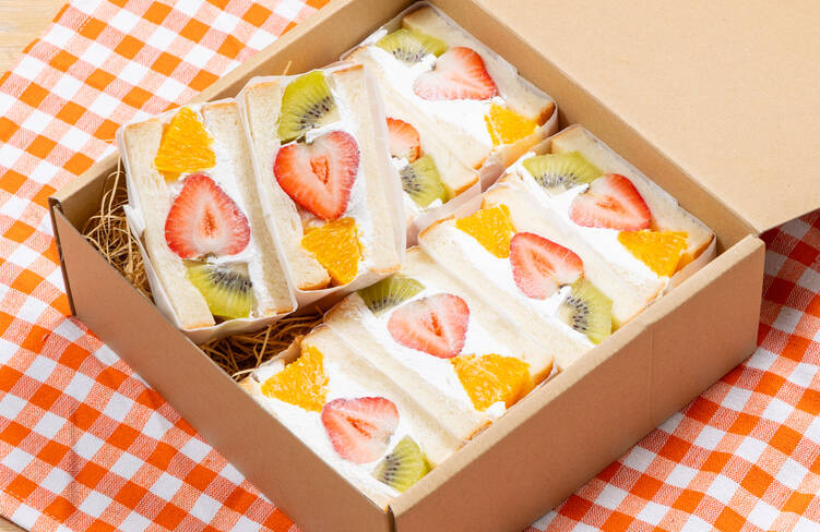 クリーム&times;果物の贅沢な味わい「季節のフルーツミックスサンド」