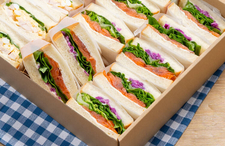 人気のサーモンを使用した「サーモンクリームチーズサンド」