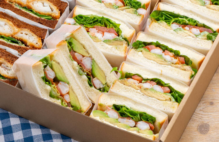 プリッとした海老とアボカドの「海老アボ カドサンド」