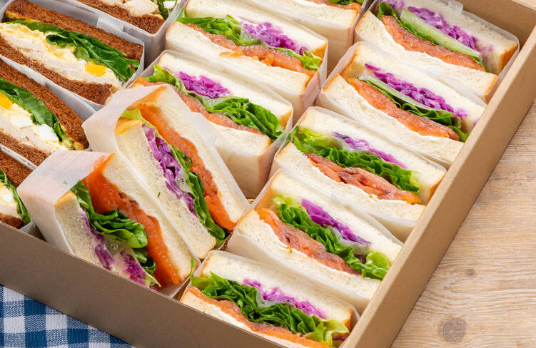 人気のサーモンを使用した「サーモンクリームチーズサンド」