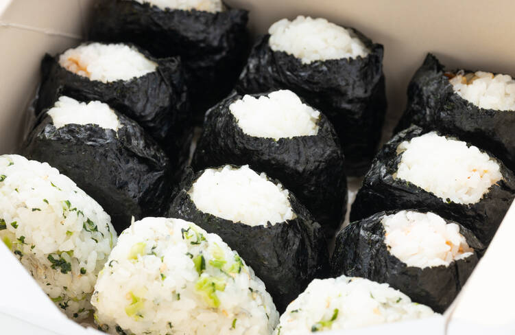 4種のおにぎりを詰め合わせてお届けします