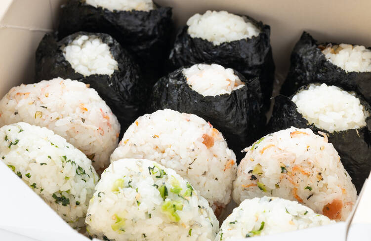 4種のおにぎりを詰め合わせてお届けします