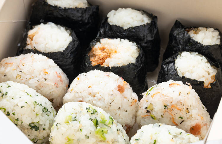 4種のおにぎりを詰め合わせてお届けします