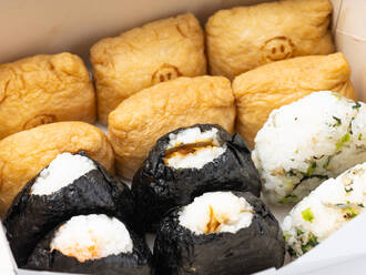 鮭入り！3種の白米おにぎりといなり/1人2個(500円) 