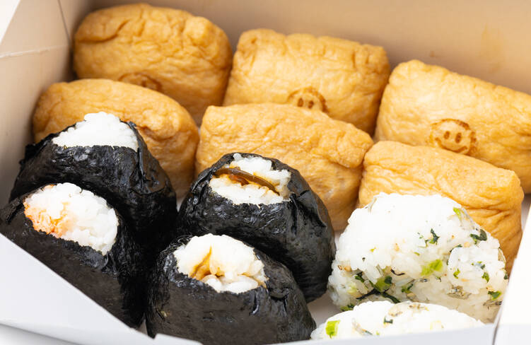 3種のおにぎりとおいなりさんを詰め合わせてお届けします