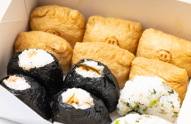 3種のおにぎりとおいなりさんを詰め合わせてお届けします