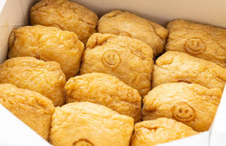 出汁の染みたふっくらお揚げで包んだおいなりさん