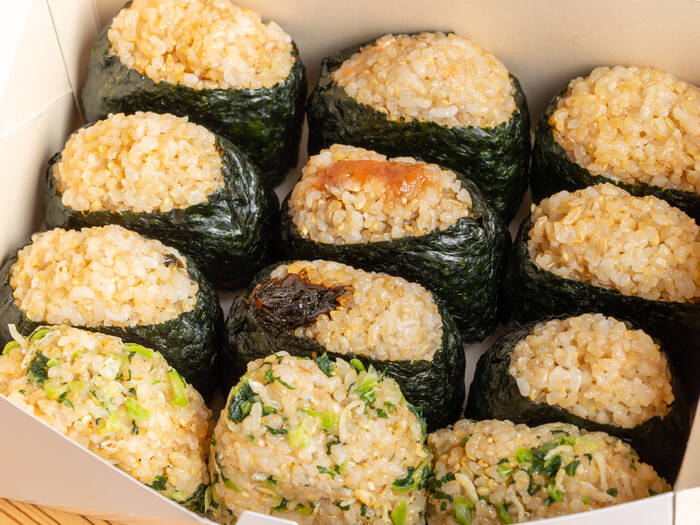 王道の鮭入り！4種の玄米おにぎり(1人2個)｜愛米家本舗 - シェフコレ
