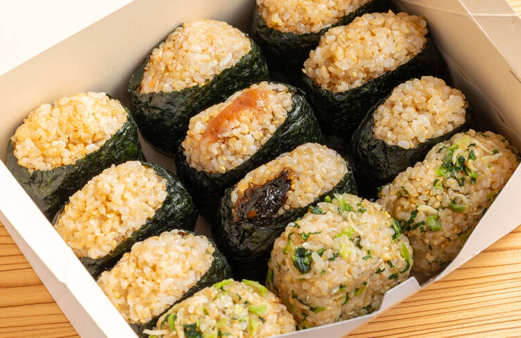 4種のおにぎりを詰め合わせてお届けします