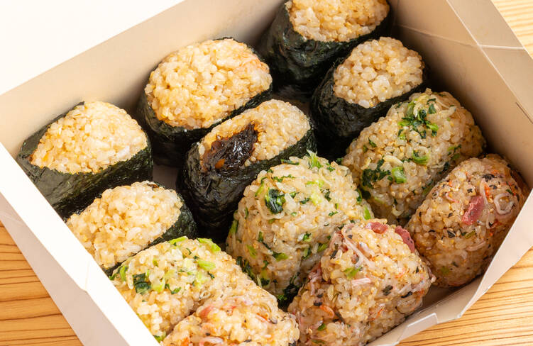 4種のおにぎりを詰め合わせてお届けします