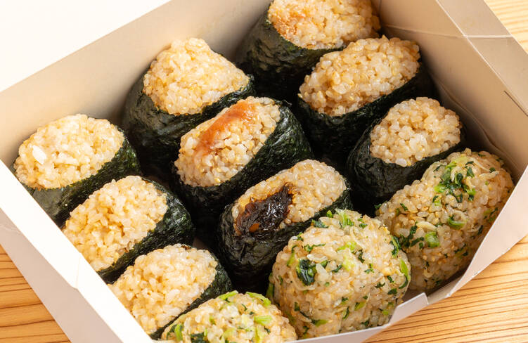 4種のおにぎりを詰め合わせてお届けします