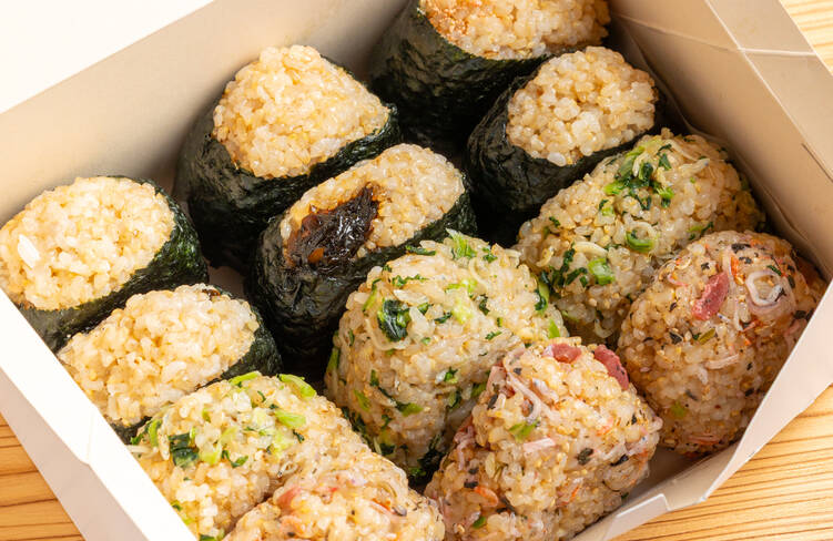 4種のおにぎりを詰め合わせてお届けします