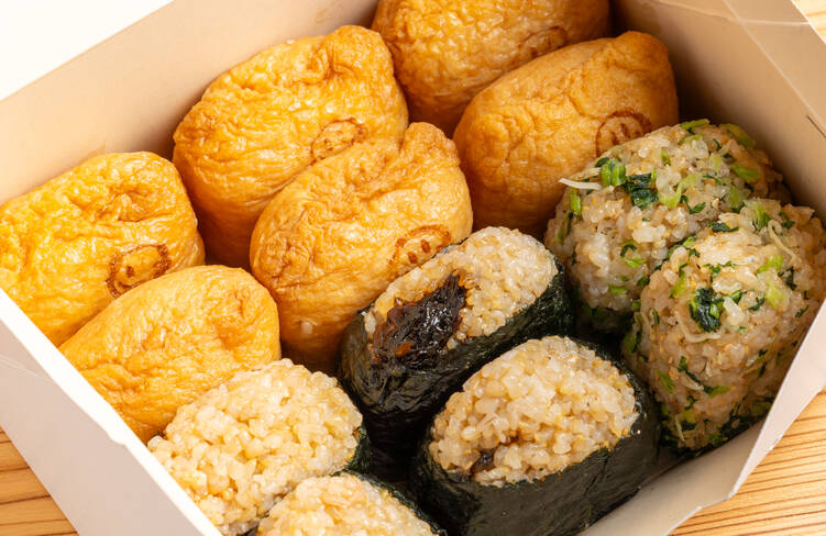 3種のおにぎりとおいなりさんを詰め合わせてお届けします