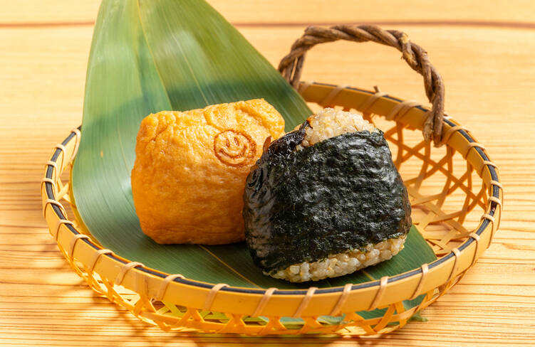 1名様分盛付イメージ(おいなりさん&times;昆布おにぎり)