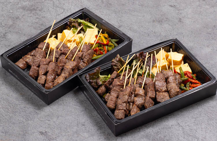 炭火焼き和牛串(一人2本）)・炭火焼きパプリカ炒め・出汁巻き卵