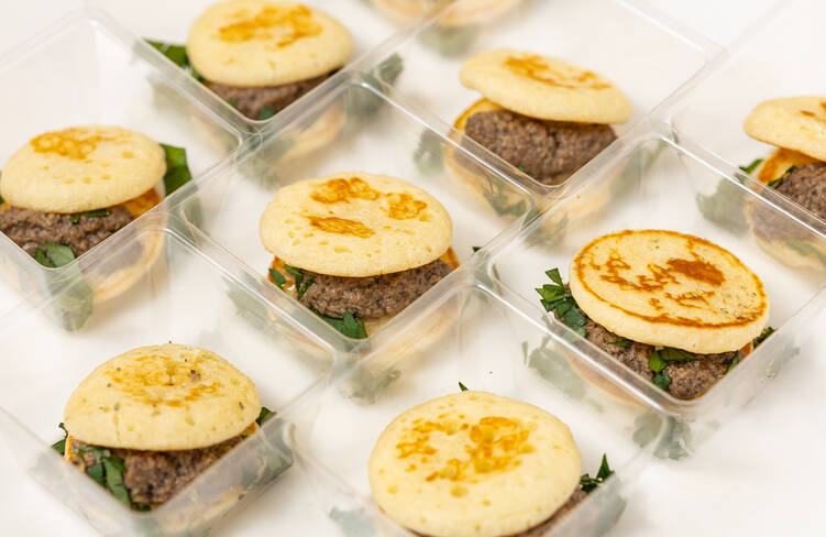 トリュフ香るキノコペスースのミニブリニ