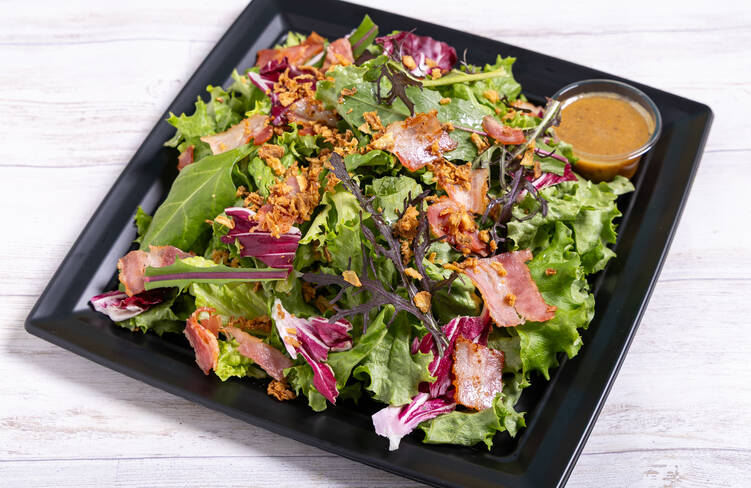 フライドオニオンとベーコンのグリーンサラダ