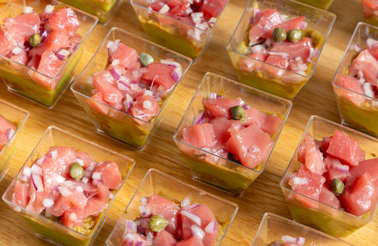 本鮪のハラミステーキ バジリコソース